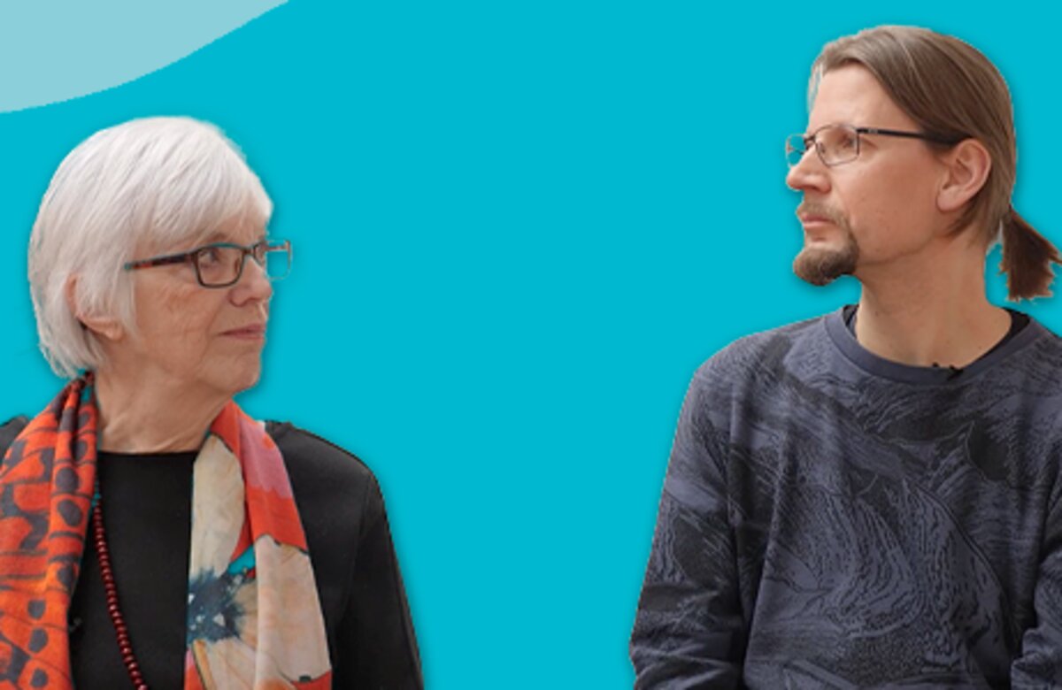 Een man en een vrouw kijken elkaar aan